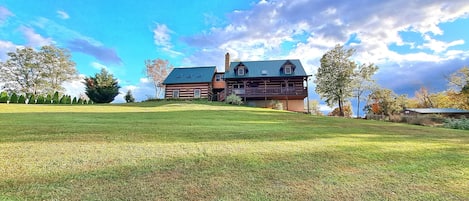 Beautiful Cabin with moutain,pasture and valley views  2.5 acres quite neighbor 