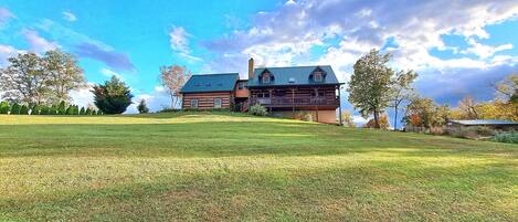 Beautiful Cabin with moutain,pasture and valley views  2.5 acres quite neighbor 