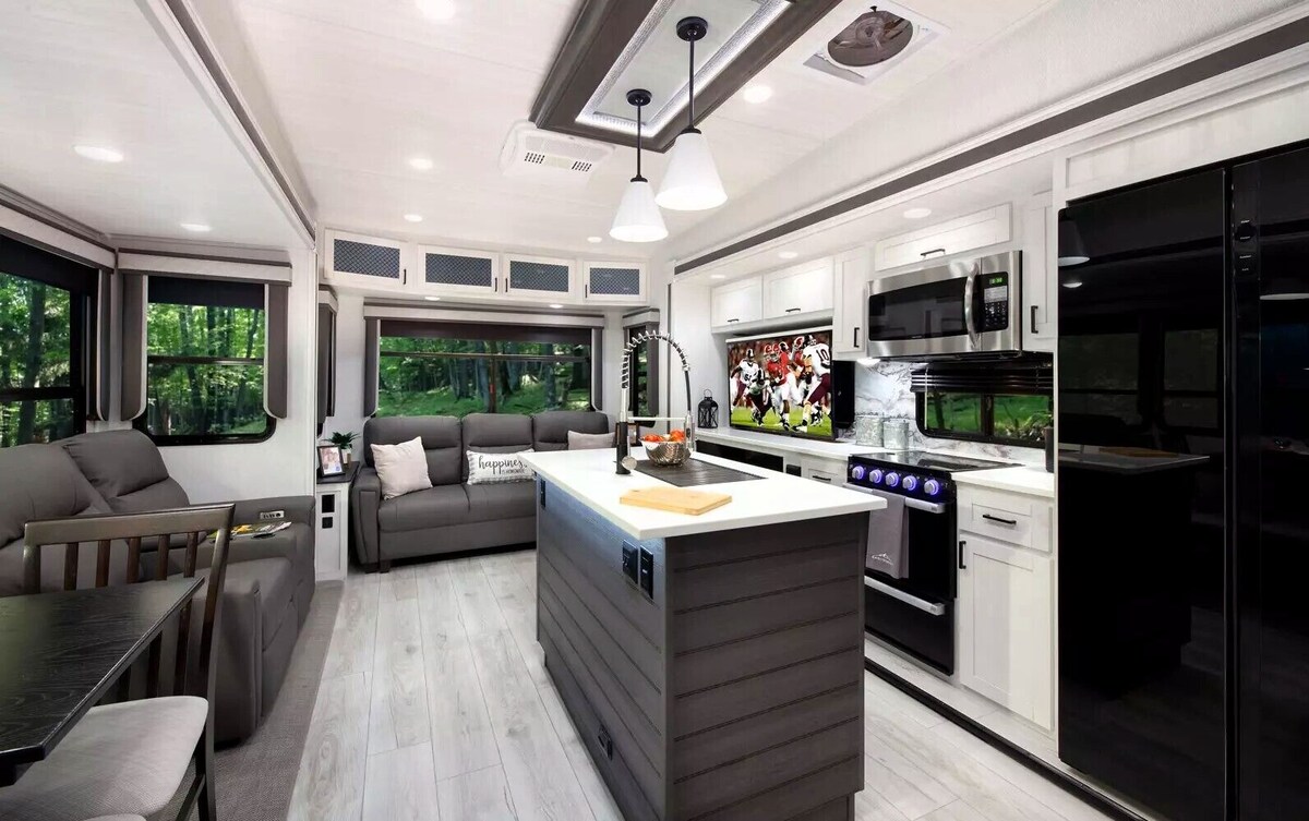 Poppop’s Rambler -Luxury Living w/ King, Sofa Sleeper. Delivered & Setup for You