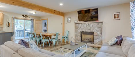 Bushkill Vacation Rental | 5BR | 3BA | Stairs Required | 2,200 Sq Ft