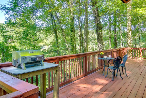 Hendersonville Vacation Rental | 1BR | 1BA | 408 Sq Ft | Stairs Required