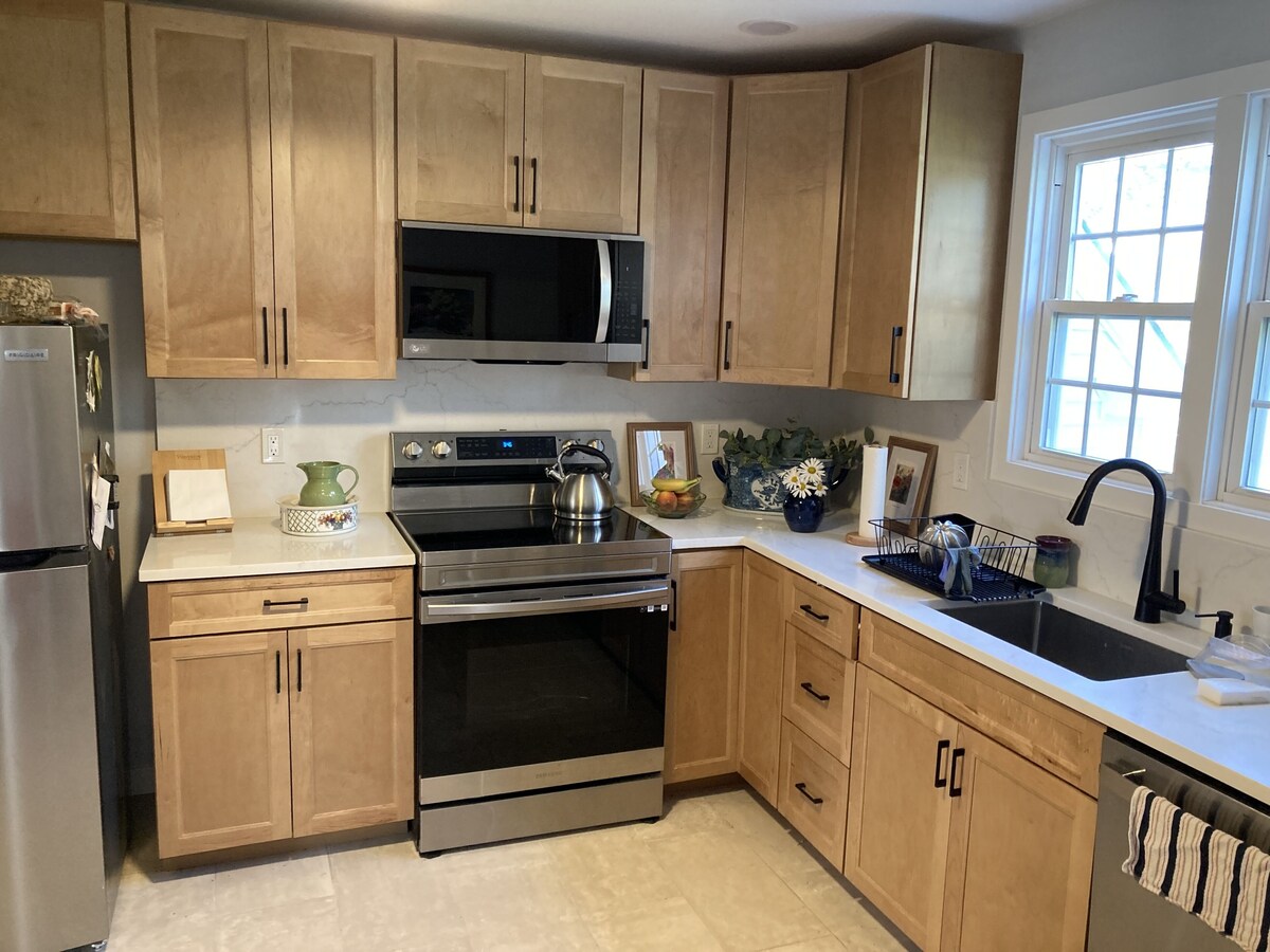 4 houses fr Lordship beach: sleeps 4  kitchen WiFi patio sunroom2beds/2 baths