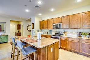 Kitchen | Outdoor Dining Area | Gas Grill | Community Amenities