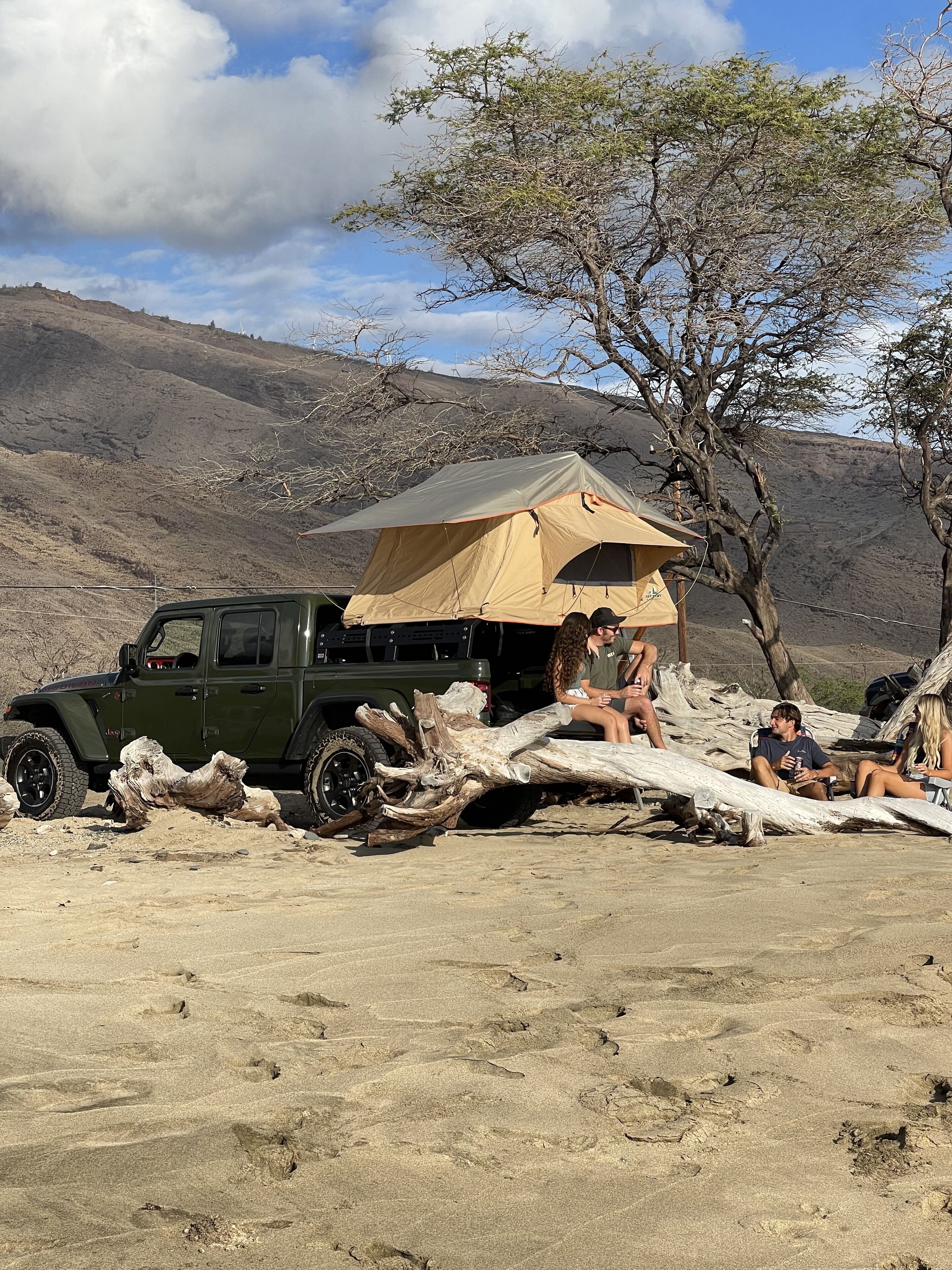 2022 Jeep Gladiator Rubicon with a Rooftop tent all the amenities Kahului Vrbo