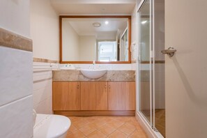 Main bedroom ensuite