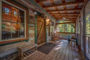 Gracious Screen Porch!