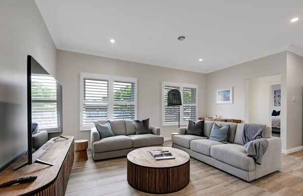 Paradise on Prince | Sleek & Stylish, Dog Friendly