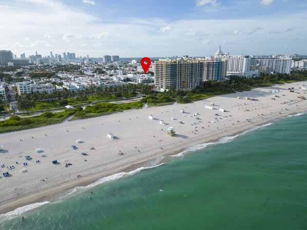 Enjoy a Stunning View of Miami Beach, Where the Ocean Meets the Sky in a Mesmerizing Horizon.