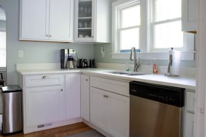 Fully stocked kitchen with all cookware & dishes