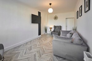 Spring Cottage, West Rainton - Host & Stay