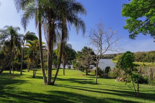 Vista da represa na varanda da casa.