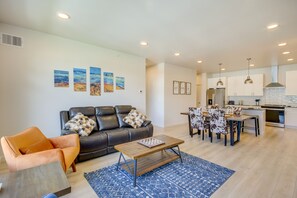 Living Room | Free WiFi | Central A/C & Heat | Smart TV