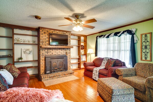 Lake Charles Vacation Rental | 3BR | 2.5BA | 2,100 Sq Ft | 1 Step to Enter