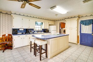 Kitchen | Central Air Conditioning/Heat | Free WiFi