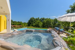 Outdoor spa tub