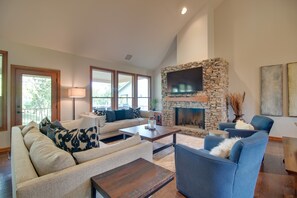 Living Room | Smart TV | Fireplace
