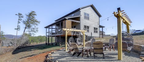 Sevierville Vacation Rental | 4BR | 3BA | 2,100 Sq Ft | 4 Steps to Enter