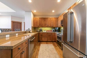 3001 Northstar Dr Unit 303-print-013-017-Kitchen-3360x2240-300dpi