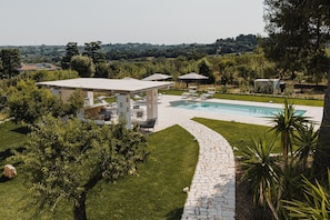 Building Exterior, Garden, Pool