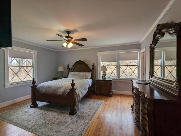 Main Bedroom with Queen bed, Private bathroom and walk in closet.