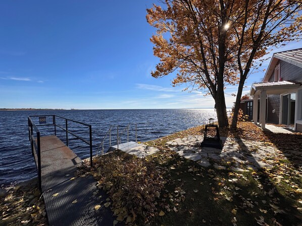 Vue sur le lac et chalet