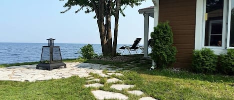 Foyer extérieur et vue sur le lac