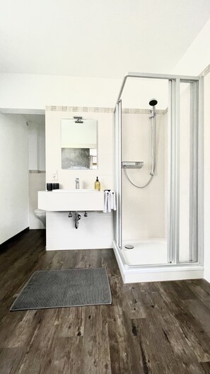 bathroom 2 apartment Weinsinnig