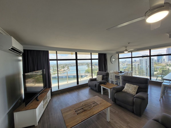 TT LOUNGE RIVER VIEW