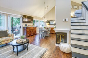 Living Room | Free WiFi | Smart TV | Wood-Burning Fireplace (Decorative Only)