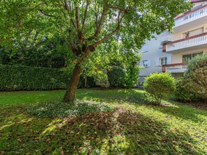 Tabelle, Möbel, Eigentum, Pflanze, Gebäude, Fenster, Stuhl, Himmel, Azurblau, Interior Design