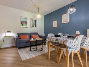 Tabelle, Möbel, Eigentum, Pflanze, Gebäude, Fenster, Stuhl, Himmel, Azurblau, Interior Design