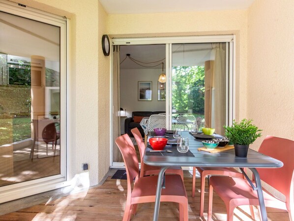 Tabelle, Möbel, Eigentum, Pflanze, Gebäude, Fenster, Stuhl, Himmel, Azurblau, Interior Design