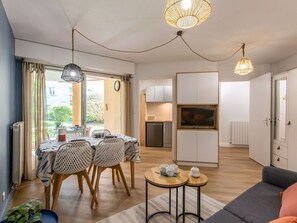 Tabelle, Möbel, Eigentum, Pflanze, Gebäude, Fenster, Stuhl, Himmel, Azurblau, Interior Design