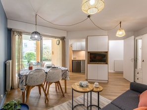 Tabelle, Möbel, Eigentum, Pflanze, Gebäude, Fenster, Stuhl, Himmel, Azurblau, Interior Design