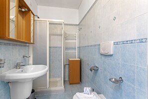 Salle de bain avec douche