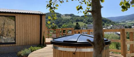 Outdoor spa tub