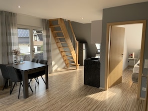 Ferienwohnung Typ 2 (BestBoarding24 Holzgasse 10a)-Essbereich