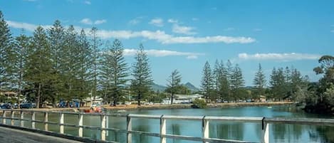 5mins drive to iconic Brunswick Heads.  Great memories jumping off this bridge