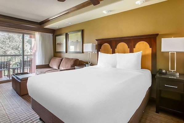 Unit with 1 King size bed. Exact unit will be assigned upon arrival. Views, colors and decor may vary.