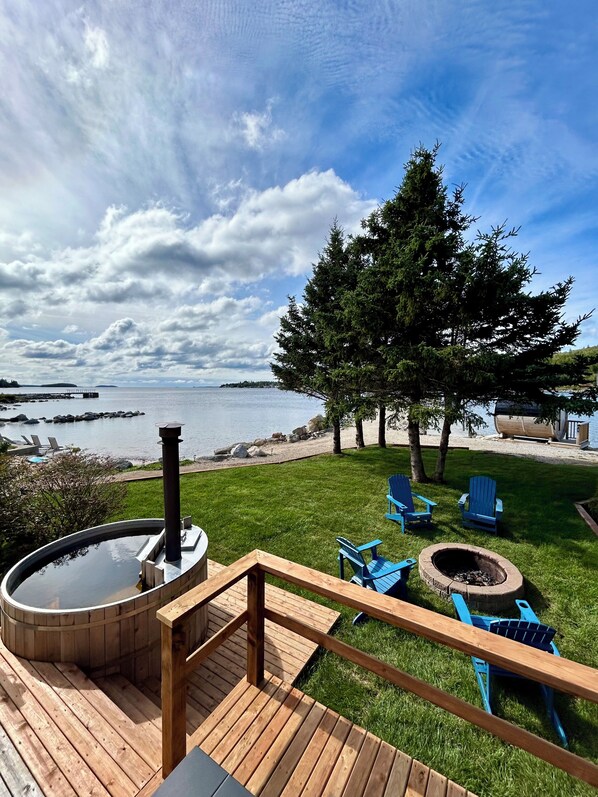 2-Bed, 1-Bath Cottage oceanfront with Private Saltwater, Wood-Fired Hot Tub