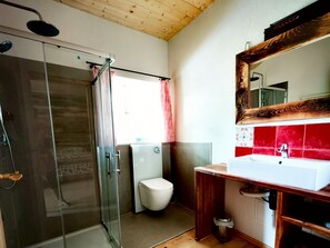 Ferienwohnung Nusseckerl, 42 qm Obergeschoss, kombinierter Wohn- und Schlafraum-Badezimmer mit Dusche