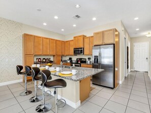 010-fully-equipped-kitchen-with-breakfast-bar.jpg