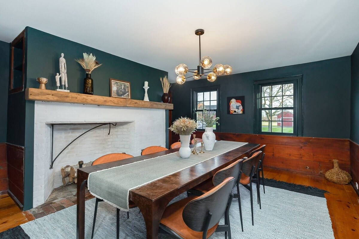 Private retreat on 12 acres w hot tub/pool & BBQ