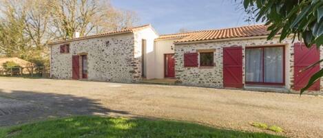 Le refuge d'Aglaé est desservi par un chemin, dernière maison du village