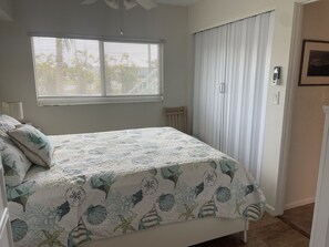 Bedroom - Bedroom with Queen bed
