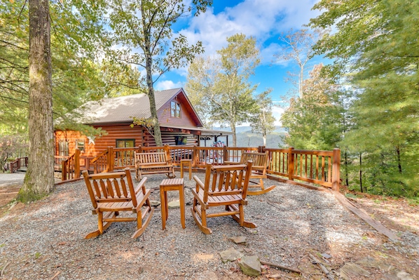 Cherry Log Vacation Rental | 3BR | 3BA | 2,400 Sq Ft | Stairs Required