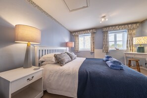 Blackhorse Cottage, Brancaster Staithe: Master bedroom with 5' king-size bed