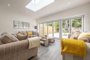 Mill Green House, Burnham Market: A lovely bright and airy sitting area