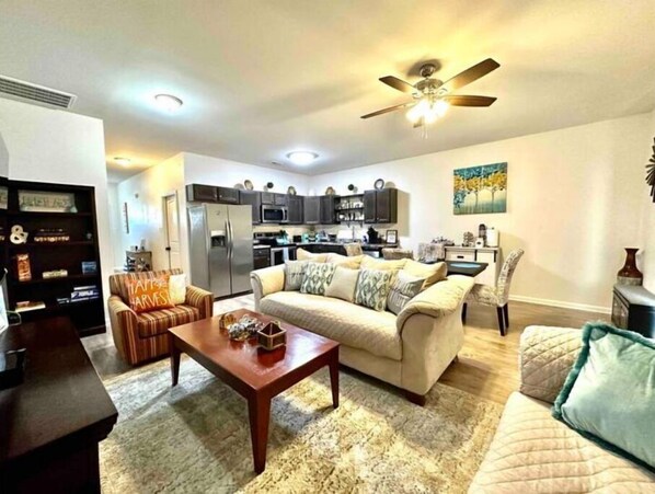 Spacious and open living area with  Smart TV, Wi-Fi, and Roku