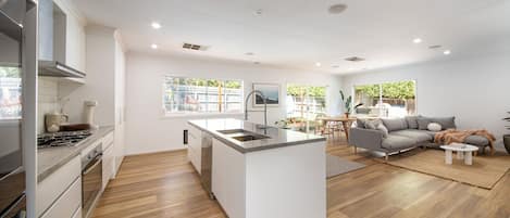 Fully equipped chefs kitchen. Light and bright living space 